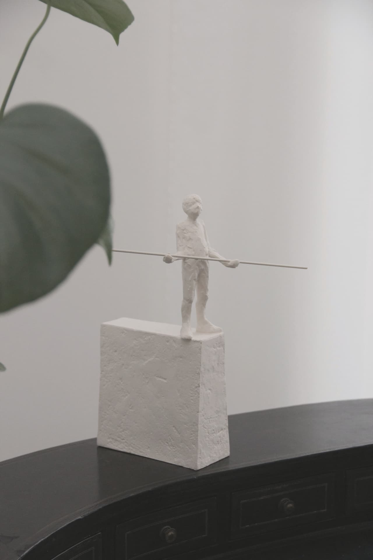 Skulptur eines Seiltänzers mit Balancierstange als Sinnbild für Balance in der Psychotherapie