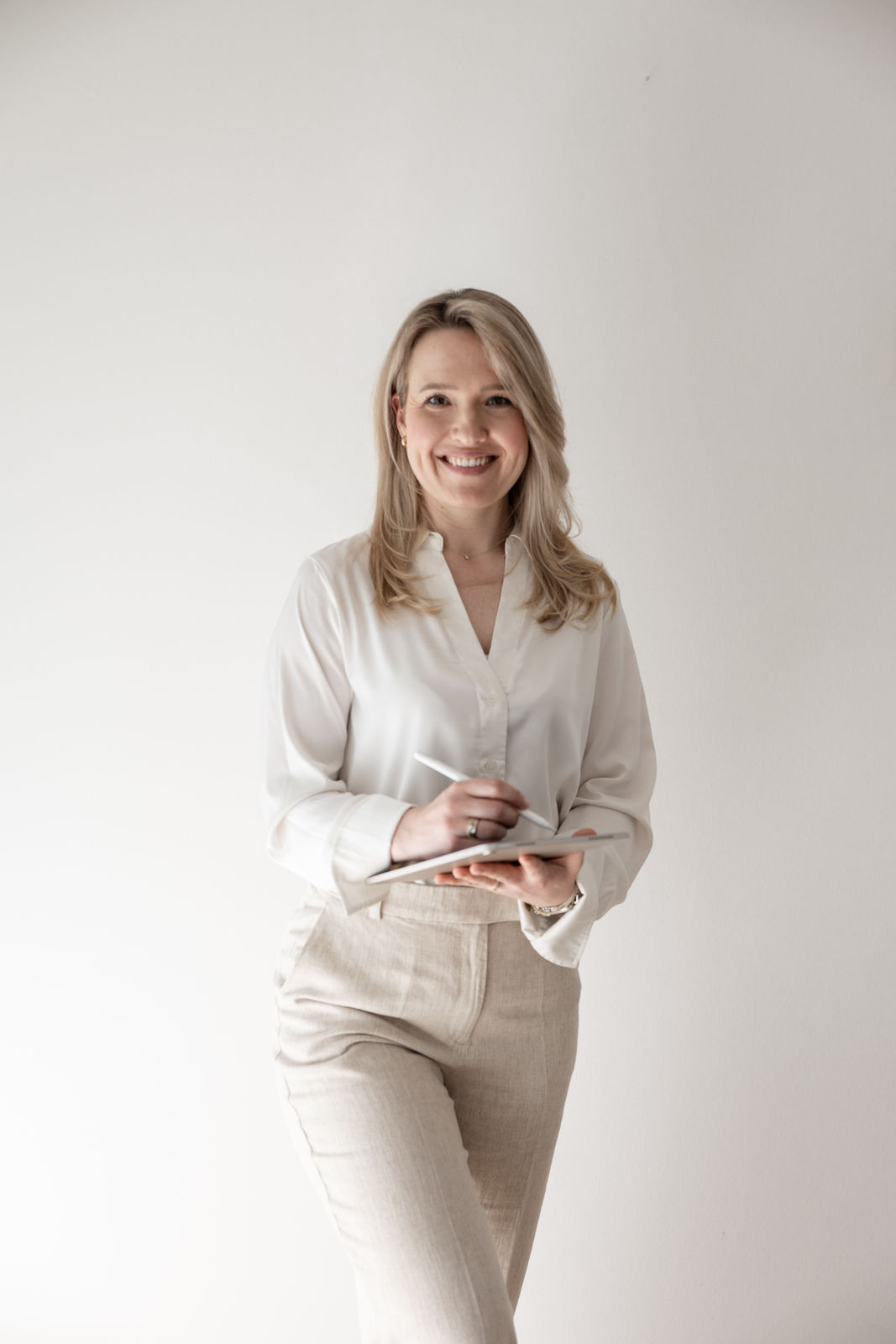 Jana Stenzel mit Tablet – für eine vertrauensvolle Zusammenarbeit in der Praxis